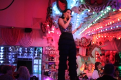 10-party-und-show-in-antike-karussell-bar-in-berlin-nikolaiviertel-wilde-matilde