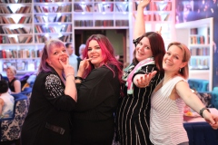 9-beste-Maedelsabend-erlebnis-mit-show-und-cocktails-im-nikolaiviertel-berlin-wilde-matilde-2026