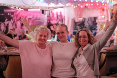 Berliner-Hot-Spot-Karrusell-Bar-mit-authentische-Berliner-Kueche-und-bestes-Deutsches-Restaurant-im-Nikolaiviertel-mit-Cafe-Variete-Karrusell-Bar-Wilde-Matilde