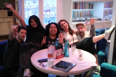 Bester-Geburtstag-in-Berlin-Freitag-Abend-Wilde-MAtilde-Variete-Dinner-Show-und-Karussell-Bar-im-Nikolaiviertel