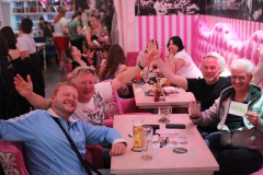 beste-Weihnachtsfeier-in-Berlin-feiern-Wilde-Matilde-Variete-Erlebnis-Deutsches-Restaurant-Cafe-und-Karussell-Bar-fuer-Gruppen-im-Nikolaiviertel-ist-die-beste-Idee-fuer-dein-Event