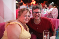 besten-authentische-Berliner-Abendprogramm-Dinner-and-Show-mit-feinster-berliner-Kueche-im-Nikolaiviertel-mit-Cafe-Variete-Karrusell-Bar-Wilde-Matilde