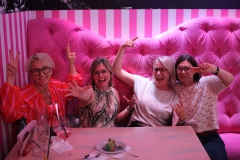 bestes-Berliner-Abendprogramm-mit-Cocktails-Dinner-and-Show-mit-feinster-berliner-Kueche-im-Nikolaiviertel-mit-Cafe-Variete-Karrusell-Bar-Wilde-Matilde