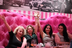 ein-muss-fuer-dein-Teamevent-in-Berlin-Wilde-Matilde-Karussell-Bar-Cafe-Deutsches-Restaurant-und-Variete-Show-das-Erlebnis-fuer-Gruppen-im-historischen-Nikolaiviertel