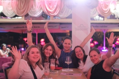 ein-muss-fuer-dein-Top-Teamevent-in-Berlin-Wilde-Matilde-Karussell-Bar-Cafe-Deutsches-Restaurant-und-Variete-Show-das-Erlebnis-fuer-Gruppen-im-historischen-Nikolaiviertel