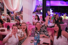 ein-muss-fuer-deine-Girlsnight-in-Berlin-Wilde-Matilde-Karussell-Bar-Cafe-Deutsches-Restaurant-und-Variete-Show-das-Erlebnis-fuer-Gruppen-im-historischen-Nikolaiviertel