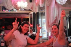 ein-muss-fuer-deine-ultimative-Girlsnight-in-Berlin-Wilde-Matilde-Karussell-Bar-Cafe-Deutsches-Restaurant-und-Variete-Show-das-Erlebnis-fuer-Gruppen-im-historischen-Nikolaiviertel