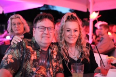 ein-muss-fuer-deinen-top-Hochzeitstag-in-Berlin-Wilde-Matilde-Karussell-Bar-Cafe-Deutsches-Restaurant-und-Variete-Show-das-Erlebnis-fuer-Gruppen-im-historischen-Nikolaiviertel