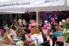 schoenstes-Berliner-Kaffeehaus-und-bestes-Cafe-Fruehstuecks-lokal-mit-Deutscher-Kueche-im-Nikolaiviertel-mit-Variete-Restaurant-und-Karrusell-Bar-Wilde-Matilde
