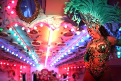 Berliner-Hot-Spot-Karrusell-Bar-mit-authentische-Berliner-Kueche-und-bestes-Deutsches-Restaurant-im-Nikolaiviertel-mit-Cafe-Variete-Karrusell-Bar-Wilde-Matilde