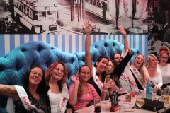 angesagtes-authentische-Berliner-Abendprogramm-Dinner-and-Show-mit-feinster-berliner-Kueche-im-Nikolaiviertel-mit-Cafe-Variete-Karrusell-Bar-Wilde-Matilde-2
