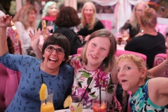 angesagtes-authentische-Berliner-Abendprogramm-Dinner-and-Show-mit-feinster-berliner-Kueche-im-Nikolaiviertel-mit-Cafe-Variete-Karrusell-Bar-Wilde-Matilde