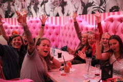 best-Dinner-Show-in-Berlin-Wilde-Matilde-Variete-Erlebnis-Deutsches-Restaurant-Cafe-und-Karussell-Bar-fuer-Gruppen-im-Nikolaiviertel-ist-die-beste-Idee-fuer-dein-Event