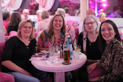 beste-Idee-in-Berlin-fuer-Gruppen-Abendessen-Wilde-Matilde-Variete-Erlebnis-Deutsches-Restaurant-Cafe-und-Karussell-Bar-im-Nikolaiviertel-ist-die-beste-Idee-fuer-dein-Event