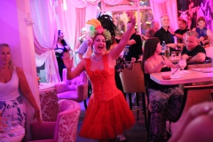 best-Entertainment-in-Berlin-Wilde-Matilde-Variete-Erlebnis-Deutsches-Restaurant-Cafe-und-Karussell-Bar-fuer-Gruppen-im-Nikolaiviertel-ist-die-beste-Idee-fuer-dein-Event