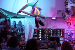 Beste-Variete-Dinner-Show-Bar-und-Erlebnis-Restaurant-Berlin-Wilde-Matilde-Nikolaiviertel-fuer-Gruppen