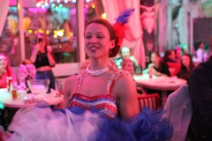 angesagtes-authentische-Berliner-Abendprogramm-Dinner-and-Show-mit-feinster-berliner-Kueche-im-Nikolaiviertel-mit-Cafe-Variete-Karrusell-Bar-Wilde-Matilde