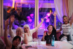 bestes-Erlebnis-fuer-Deinen-Geburtstag-in-Berlin-Nikolaiviertel-Variete-Show-Bar-Cafe-Deutsches-Restaurant-auch-fuer-Gruppen-Wilde-Matilde-mit-Authentischer-Berliner-Kueche