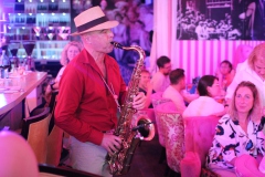 Beste-Eventlocation-Idee-fuer-Teamevents-und-Weihnachtsfeier-in-Berlin-Wilde-MAtilde-Variete-Dinner-Show-und-Karussell-Bar-im-Nikolaiviertel