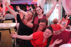 Bester-Geburtstag-in-Berlin-Freitag-Abend-Wilde-MAtilde-Variete-Dinner-Show-und-Karussell-Bar-im-Nikolaiviertel