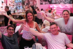 Gruppen-feier-Event-Idee-angesagte-Bar-Berlin-Wilde-Matilde-SHow-Bar-Deutsches-Restaurant-und-Cafe-Nikolaiviertel-Berlin-Maerz-2026