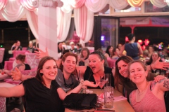 bester-JGA-Spot-Berlin-fuer-Gruppen-in-der-angesagtesten-Bar-Variete-Show-und-Deutschen-Restaurant-Wilde-MAtilde-Nikolaiviertel