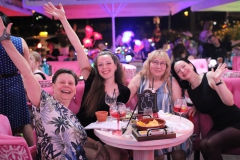 bester-Maedelsabend-in-Berlin-feiern-Wilde-Matilde-Variete-Erlebnis-Deutsches-Restaurant-Cafe-und-Karussell-Bar-fuer-Gruppen-im-Nikolaiviertel-ist-die-beste-Idee-fuer-dein-Event