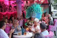 bestes-authentisches-Berliner-Abendprogramm-mit-Dinner-and-Show-mit-feinster-berliner-Kueche-im-Nikolaiviertel-mit-Cafe-Variete-Karrusell-Bar-Wilde-Matilde