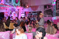 ein-muss-fuer-Touristen-und-Berlin-Besucher-Wilde-Matilde-Karussell-Bar-Hot-Spot-Cafe-Deutsches-Restaurant-und-Variete-Show-im-historischen-Nikolaiviertel
