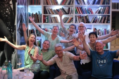 ein-muss-fuer-deine-Firmenfeier-in-Berlin-Wilde-Matilde-Karussell-Bar-Hot-Spot-Cafe-Deutsches-Restaurant-und-Variete-Show-fuer-Gruppen-im-historischen-Nikolaiviertel