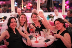 Dein-RestaurantTip-in-Berlin-in-der-angesagtesten-KarussellBar-mit-Show-Party-Berliner-Restaurant-Cafe-und-Variete-Bar-Berlin-Nikolaiviertel-wilde-matilde-2026