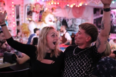 angesagtes-authentische-Berliner-Abendprogramm-Dinner-and-Show-mit-feinster-berliner-Kueche-im-Nikolaiviertel-mit-Cafe-Variete-Karrusell-Bar-Wilde-Matilde