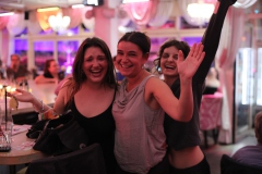 bestes-Erlebnis-fuer-Dating-in-Berlin-Nikolaiviertel-Variete-Show-Bar-Cafe-Deutsches-Restaurant-auch-fuer-Gruppen-Wilde-Matilde-mit-Authentischer-Berliner-Kueche