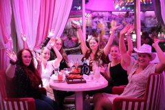 angesagtes-authentische-Berliner-Abendprogramm-Dinner-and-Show-mit-feinster-berliner-Kueche-im-Nikolaiviertel-mit-Cafe-Variete-Karrusell-Bar-Wilde-Matilde-2