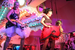 angesagtes-authentische-Berliner-Abendprogramm-Dinner-and-Show-mit-feinster-berliner-Kueche-im-Nikolaiviertel-mit-Cafe-Variete-Karrusell-Bar-Wilde-Matilde