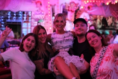 best-Dinner-Show-in-Berlin-Wilde-Matilde-Variete-Erlebnis-Deutsches-Restaurant-Cafe-und-Karussell-Bar-fuer-Gruppen-im-Nikolaiviertel-ist-die-beste-Idee-fuer-dein-Event
