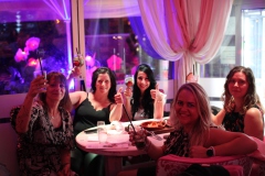 beste-Idee-in-Berlin-fuer-Gruppen-Abendessen-Wilde-Matilde-Variete-Erlebnis-Deutsches-Restaurant-Cafe-und-Karussell-Bar-im-Nikolaiviertel-ist-die-beste-Idee-fuer-dein-Event