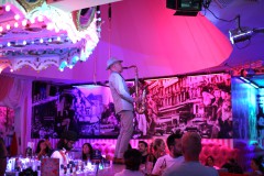 ein-muss-fuer-dein-Teamevent-in-Berlin-Wilde-Matilde-Karussell-Bar-Cafe-Deutsches-Restaurant-und-Variete-Show-das-Erlebnis-fuer-Gruppen-im-historischen-Nikolaiviertel