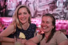 angesagtes-authentische-Berliner-Abendprogramm-Dinner-and-Show-mit-feinster-berliner-Kueche-im-Nikolaiviertel-mit-Cafe-Variete-Karrusell-Bar-Wilde-Matilde