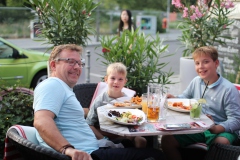 bester-Berliner-Biergarten-Wilde-Matilde-Karussell-Bar-Cafe-Deutsches-Restaurant-und-Variete-Show-das-Erlebnis-fuer-Gruppen-im-historischen-Nikolaiviertel