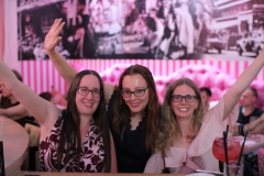 bester-Maedelsabend-in-Berlin-feiern-Wilde-Matilde-Variete-Erlebnis-Deutsches-Restaurant-Cafe-und-Karussell-Bar-fuer-Gruppen-im-Nikolaiviertel-ist-die-beste-Idee-fuer-dein-Event