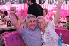 ein-muss-fuer-deinen-top-Hochzeitstag-in-Berlin-Wilde-Matilde-Karussell-Bar-Cafe-Deutsches-Restaurant-und-Variete-Show-das-Erlebnis-fuer-Gruppen-im-historischen-Nikolaiviertel