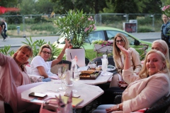 schoenster-Berliner-Biergarten-und-bestes-Deutscher-Kueche-Restaurant-im-Nikolaiviertel-mit-Variete-Cafe-und-Karrusell-Bar-Wilde-Matilde