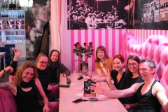 angesagtes-authentische-Berliner-Abendprogramm-Dinner-and-Show-mit-feinster-berliner-Kueche-im-Nikolaiviertel-mit-Cafe-Variete-Karrusell-Bar-Wilde-Matilde