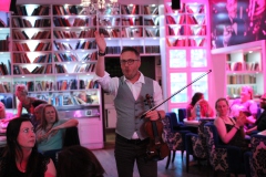 best-Entertainment-in-Berlin-Wilde-Matilde-Variete-Erlebnis-Deutsches-Restaurant-Cafe-und-Karussell-Bar-fuer-Gruppen-im-Nikolaiviertel-ist-die-beste-Idee-fuer-dein-Event