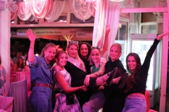 Berliner-Hot-Spot-Karrusell-Bar-mit-authentische-Berliner-Kueche-und-bestes-Deutsches-Restaurant-im-Nikolaiviertel-mit-Cafe-Variete-Karrusell-Bar-Wilde-Matilde-2
