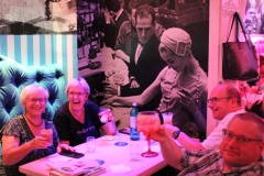 Berliner-Hot-Spot-Karrusell-Bar-mit-authentische-Berliner-Kueche-und-bestes-Deutsches-Restaurant-im-Nikolaiviertel-mit-Cafe-Variete-Karrusell-Bar-Wilde-Matilde