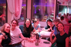 best-Dinner-Show-in-Berlin-feiern-Wilde-Matilde-Variete-Erlebnis-Deutsches-Restaurant-Cafe-und-Karussell-Bar-fuer-Gruppen-im-Nikolaiviertel-ist-die-beste-Idee-fuer-dein-Event