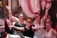 Bester-Geburtstag-in-Berlin-Freitag-Abend-Wilde-MAtilde-Variete-Dinner-Show-und-Karussell-Bar-im-Nikolaiviertel