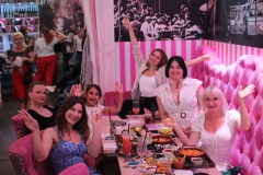 Geburtstag-feiern-in-Berlin-Freitag-Abend-Wilde-MAtilde-Variete-Dinner-Show-Deutsches-Restaurant-Cafe-und-Karussell-Bar-im-Nikolaiviertel-fuer-Gruppen